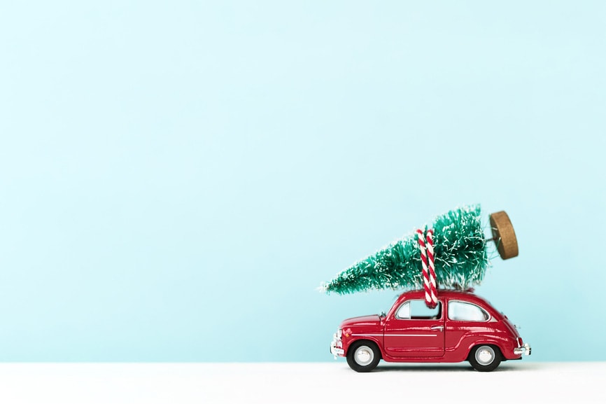 Rotes Auto mit Tannenbaum - Herr Ribisel bringt das Weihnachtsfeier Catering in Berlin
