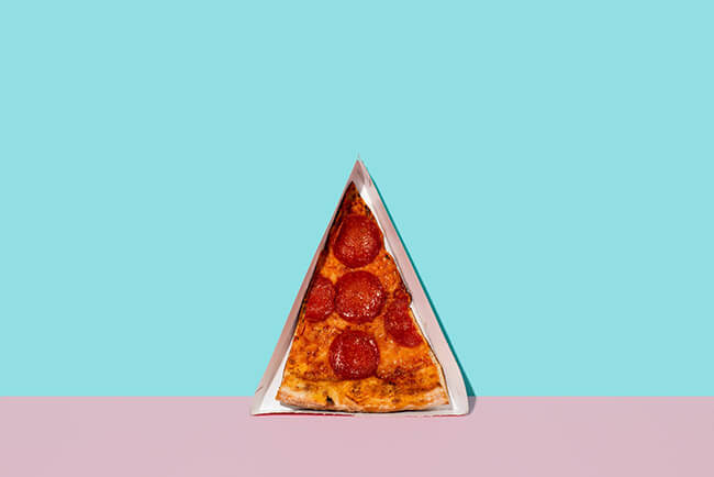 Pizzastück steht aufrecht - leckeres Catering für Firmenevents ist mehr