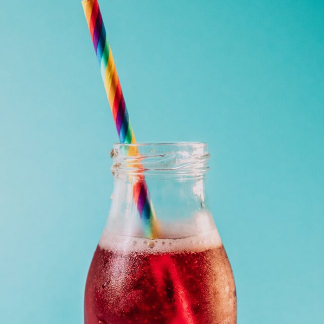 Flasche mit Strohhalm beim Getränke Catering