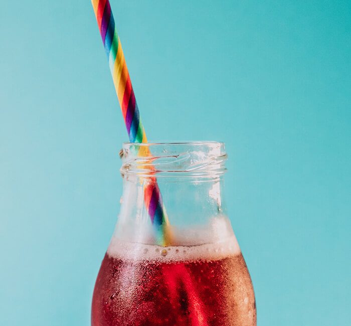 Flasche mit Strohhalm beim Getränke Catering