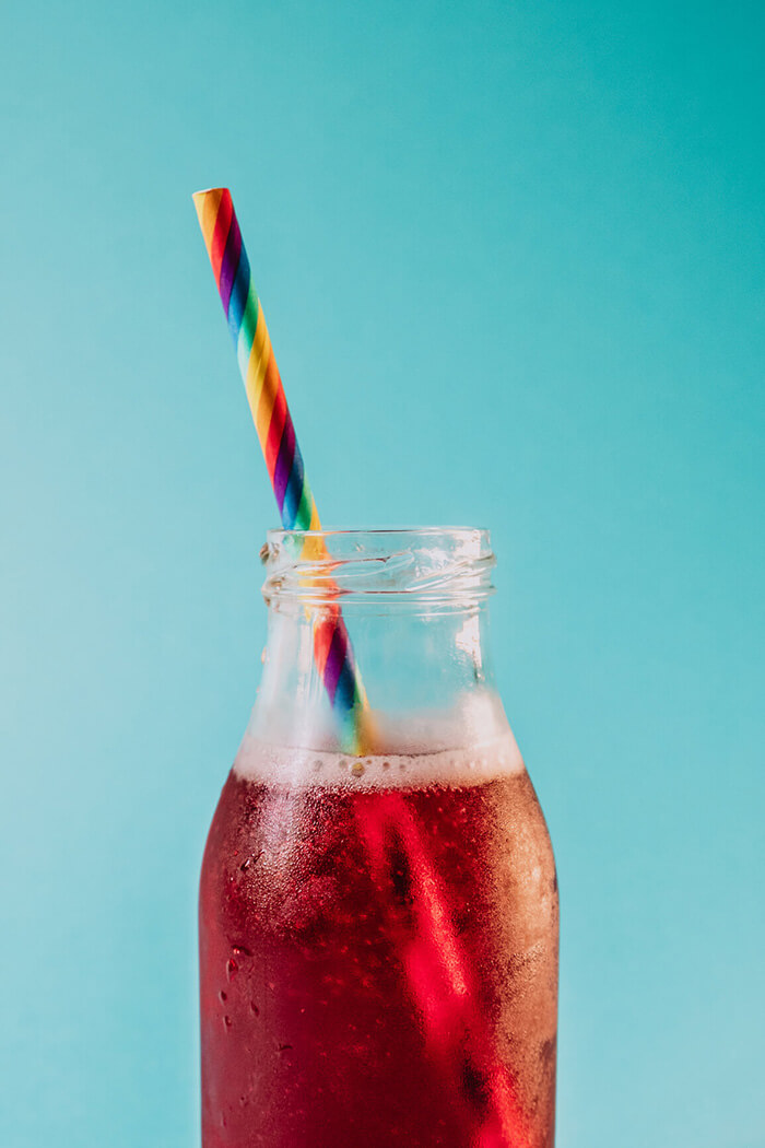 Flasche mit Strohhalm beim Getränke Catering