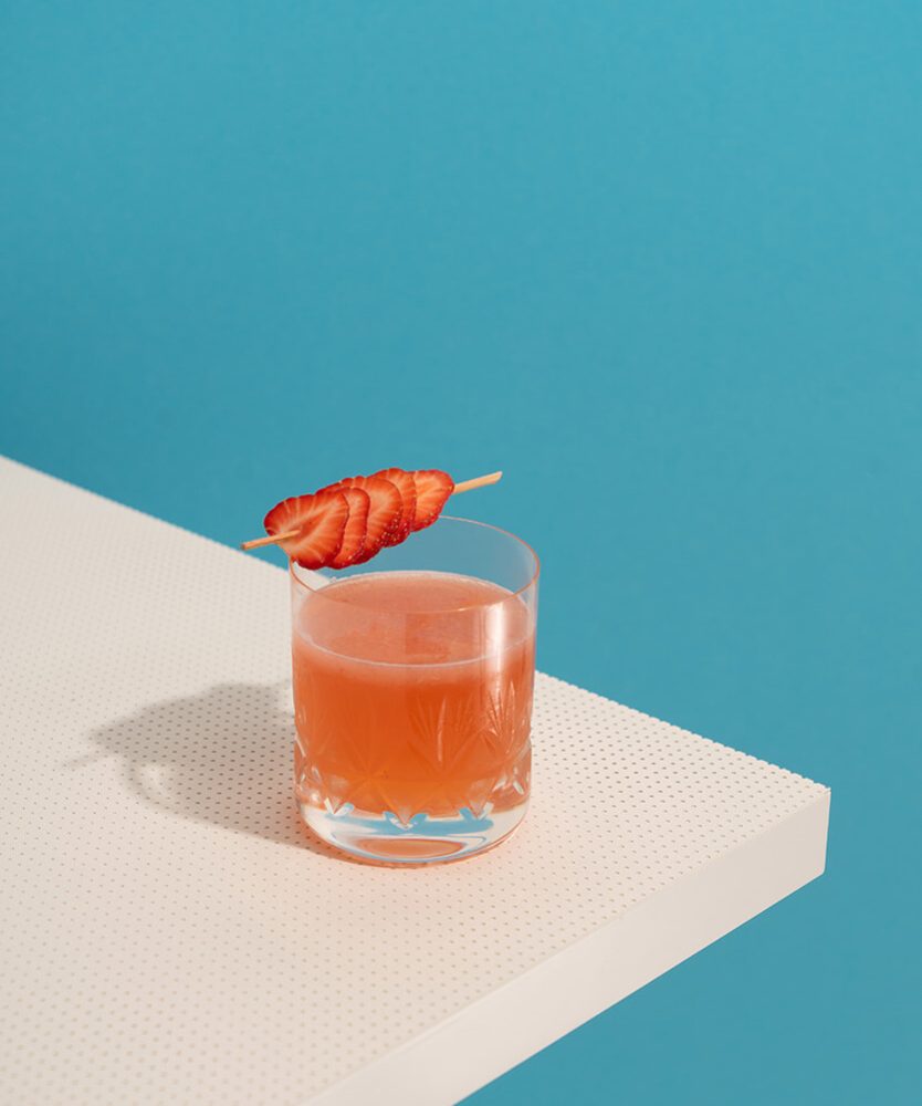 Kein Buffet ohne Getränke - Cocktail-Glas an einer Tischecke